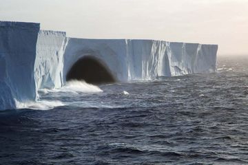 silversea-luxury-cruises-antarctica-drake-passage-iceberg